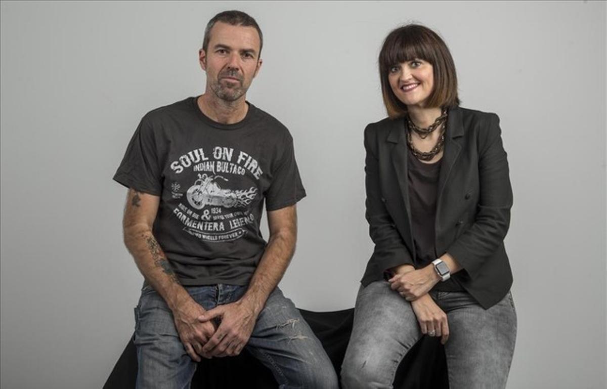 Pau Donés y la oncóloga Elena Élez, en el estudio de EL PERIÓDICO.