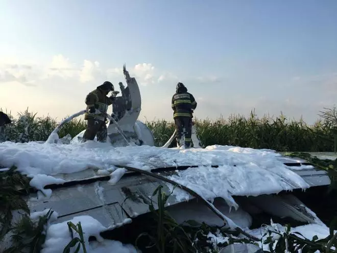 Un avió realitza un aterratge d'emergència en un camp de blat de moro prop de Moscou