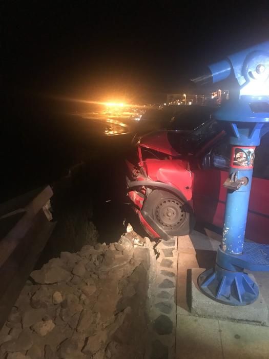 Un coche, a punto de caer a la playa en el Paseo Costa Canaria