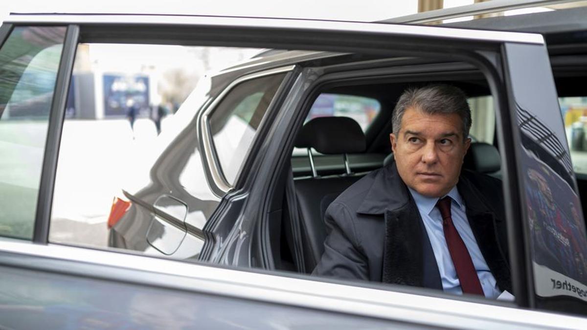 El presidente del FC Barcelona, Joan Laporta, sube a su coche tras la entrevista con El Periódico.