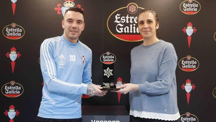 Iago Aspas recibió ayer el premio Estrella Galicia al mejor jugador del mes de diciembre. // FDV