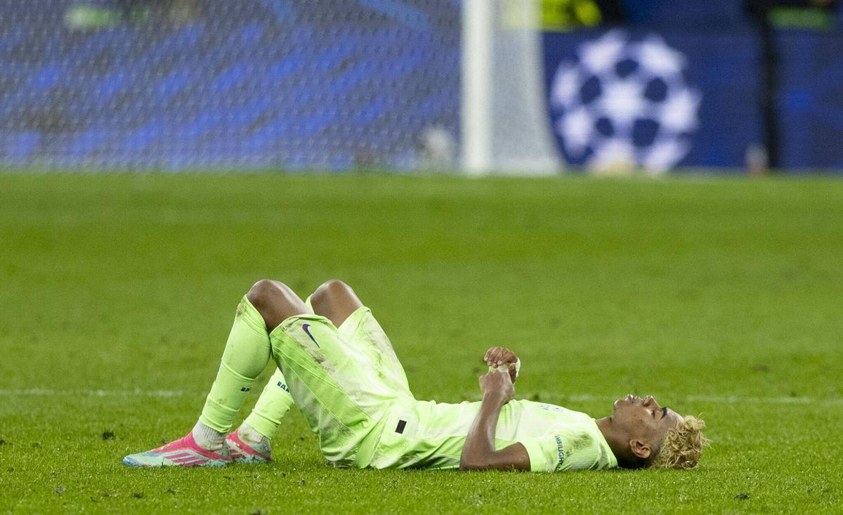 Lamine Yamal, desesperado, al final del partido.