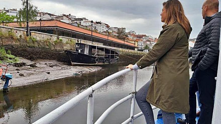 Cecilia Vázquez, ayer, en su ruta en barco por el río Mandeo