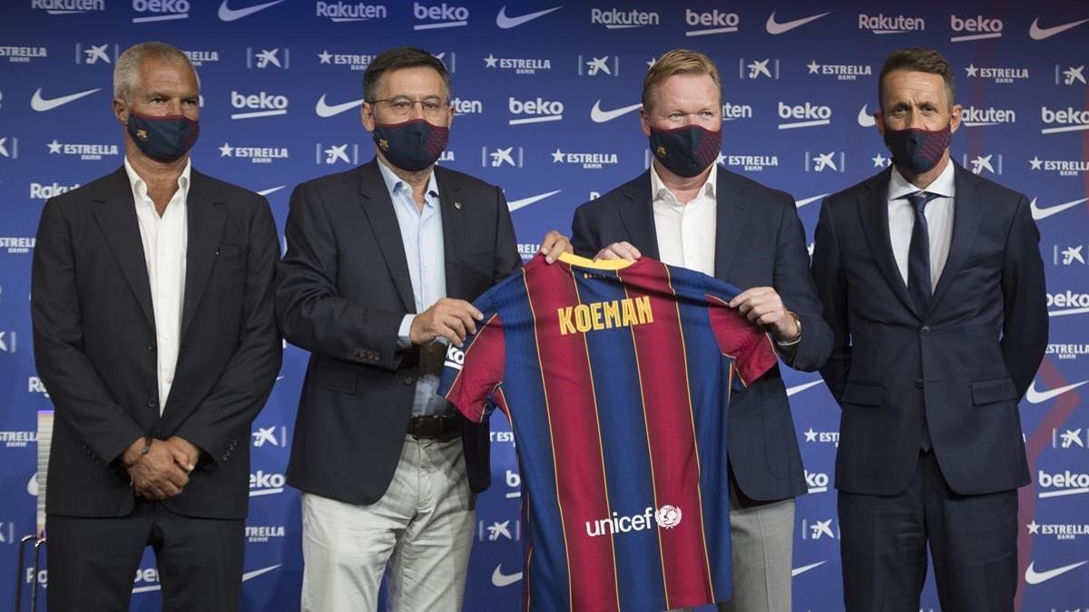 El holandes Ronald Koeman, en la foto, junto al presidente Bartomeu, el directivo Javier Bordas y el nuevo director deportivo  Ramon Planes.