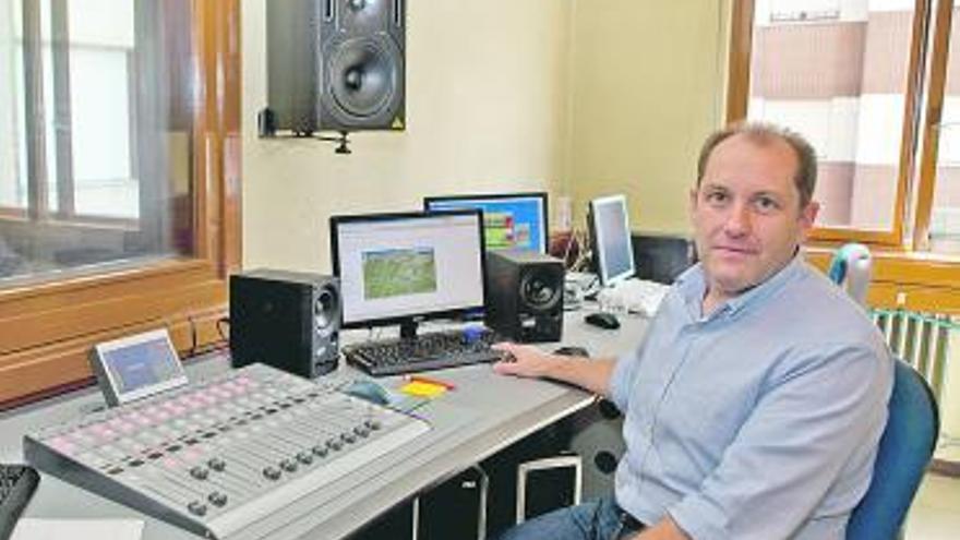 Antonio Menéndez, en el estudio de Radio Langreo en Sama.