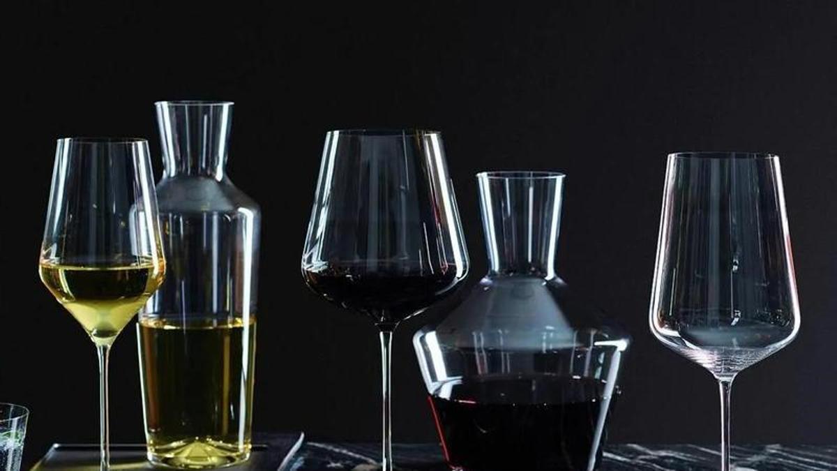Colección de diferentes tipos de copas de vino.