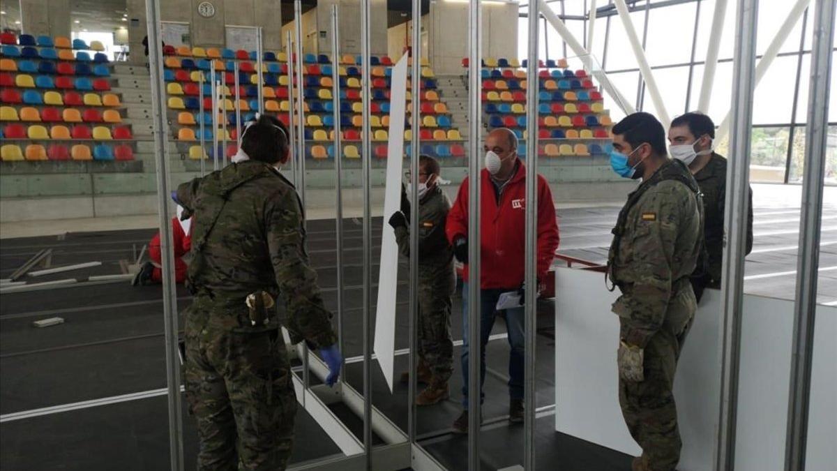 Militares del Ejército de Tierra, durante la instalación de un hospital de campaña en Sabadell, el 2 de abril.