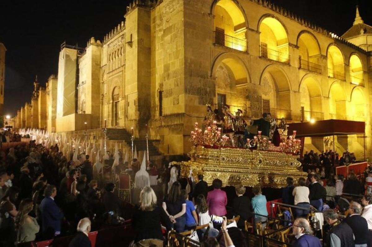 Una tarde primaveral envuelve a las cofradías el Lunes Santo