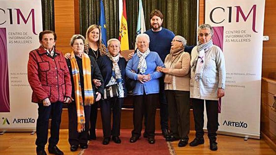 Las &#039;percebeiras&#039; Carmen García, Blandina Naya, Dolores Alvedro, Carmen Alvedro, Josefina Alvedro y Rosario Sanjurjo, ayer, en primera fila durante la presentación del homenaje que les rendirá el Concello de Arteixo.