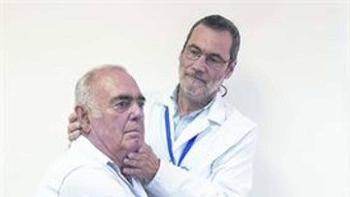 DIAGNÓSTICO. El doctor José Luis Ballvé realiza una exploración a un paciente en su consulta.