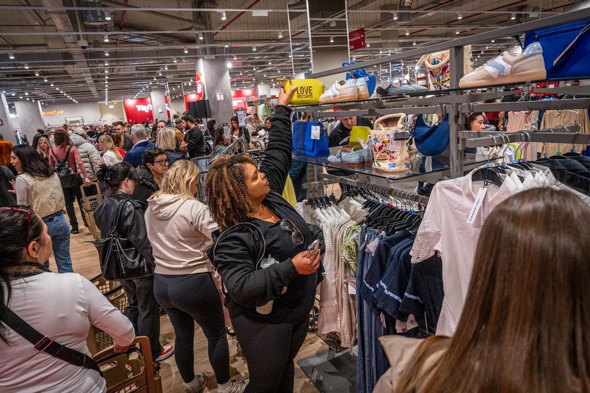 Furor y ofertas en el estreno de la primera tienda en Barcelona del outlet de grandes marcas TK-Maxx
