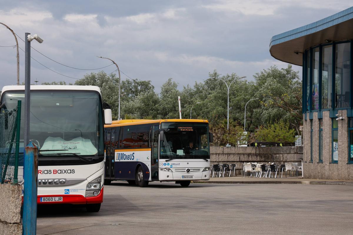 Autobuses en la estación de Cambados, ayer.
