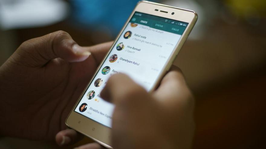 Una persona utiliza WhatsApp en su smartphone.