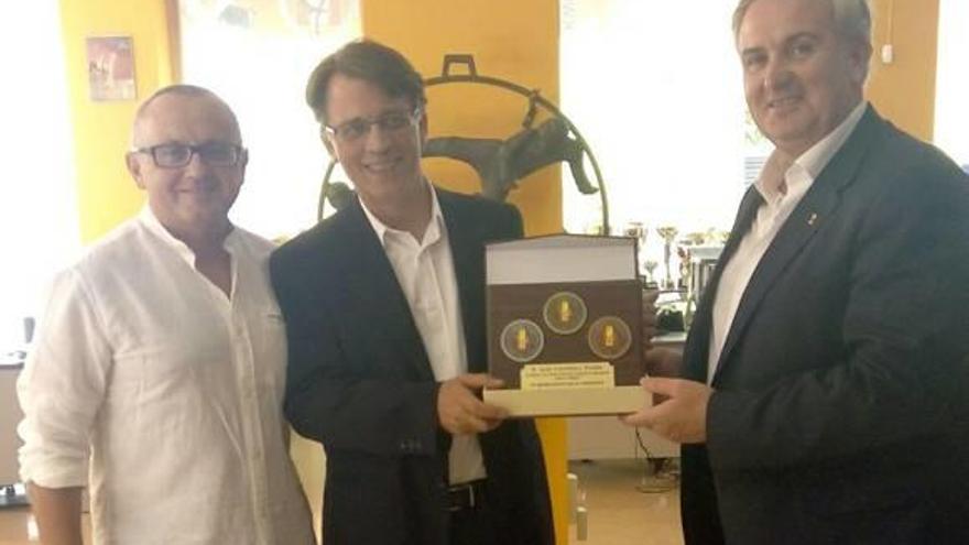 Moyá recibió en Alicante una placa de manos del presidente de la Federación de taekwondo, Jesús Castellanos.