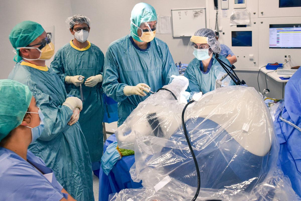 Imatge del robot Mako, que s’utilitza a Cirurgia Ortopèdica i Traumatologia, en plena intervenció al bloc quirúrgic de l’Hospital de Sant Joan de Déu de Manresa