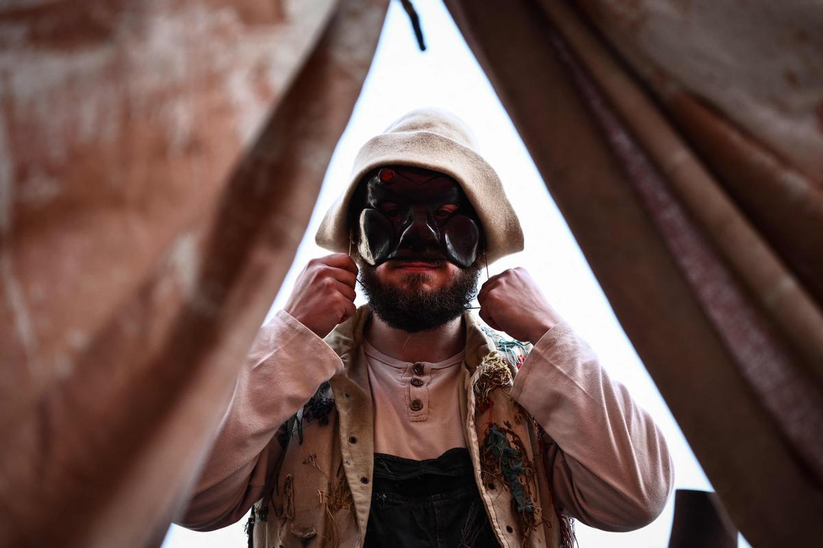 Trajes tradicionales desfilan durante el carnaval de Venecia