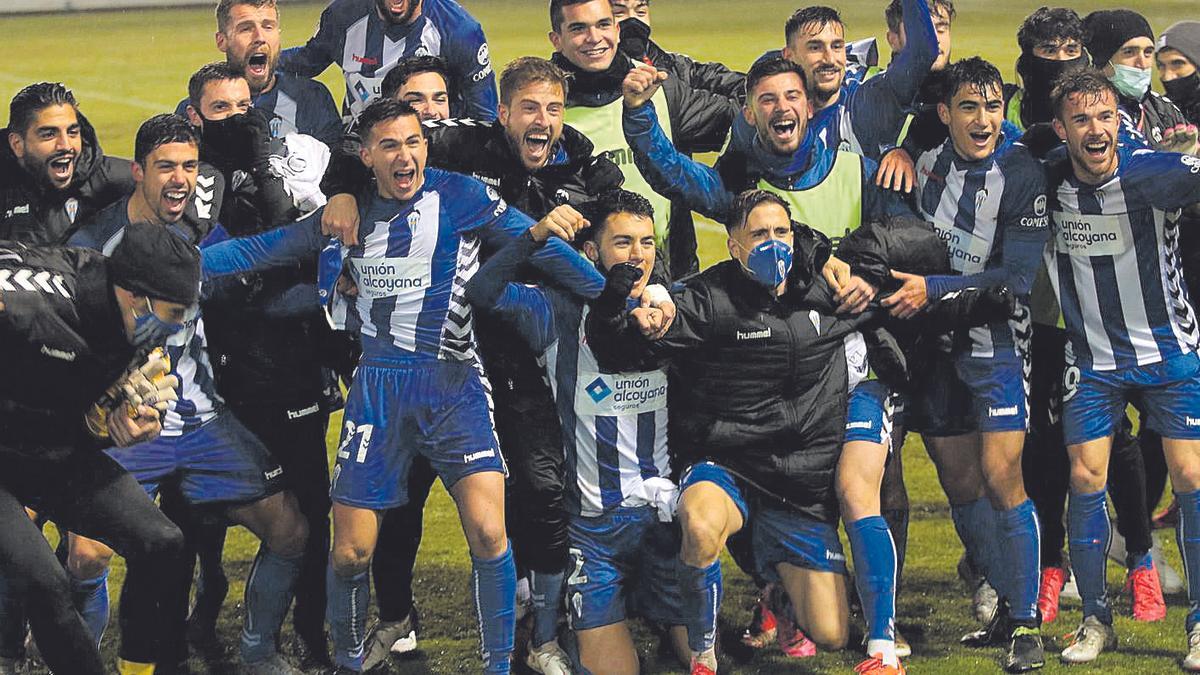 Los jugadores del Alcoyano celebran su clasificación para la tercera ronda