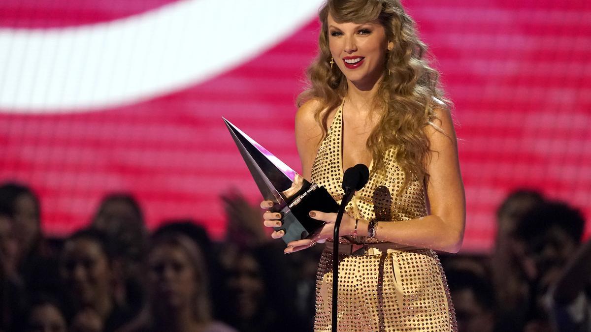 Taylor Swift con sus premios en los American Music Awards