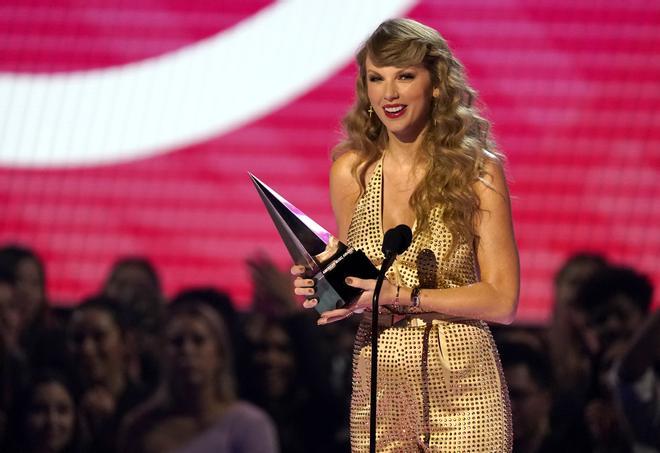 Taylor Swift con sus premios en los American Music Awards