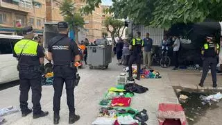 Operativo en la Colonia Requena de Alicante contra la venta ambulante de ropa