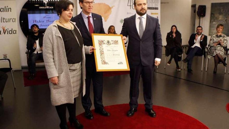 El presidente de la Xunta y el alcalde de Lalín entregan el premio Aldea Singular 2016 a una representante de los vecinos de Soutolongo. // Bernabé/Luismy