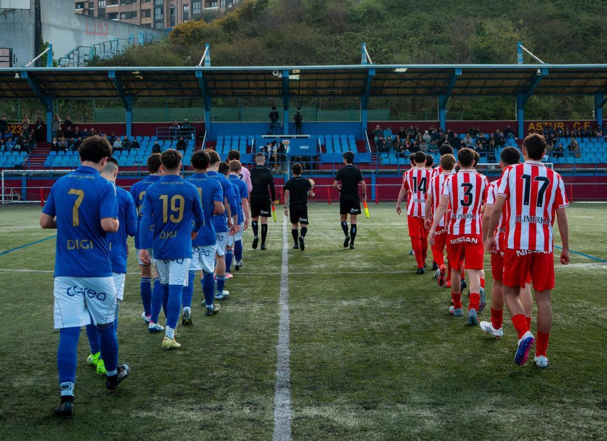 Inicio de un partido entre Oviedo y Sporting en el  Hermanos Llana durante la Oviedo Cup. | MATÍAS SUÁREZ