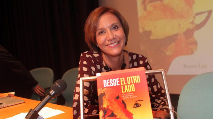 Rosario Lara, con su libro en el Aula de Cultura CAM.