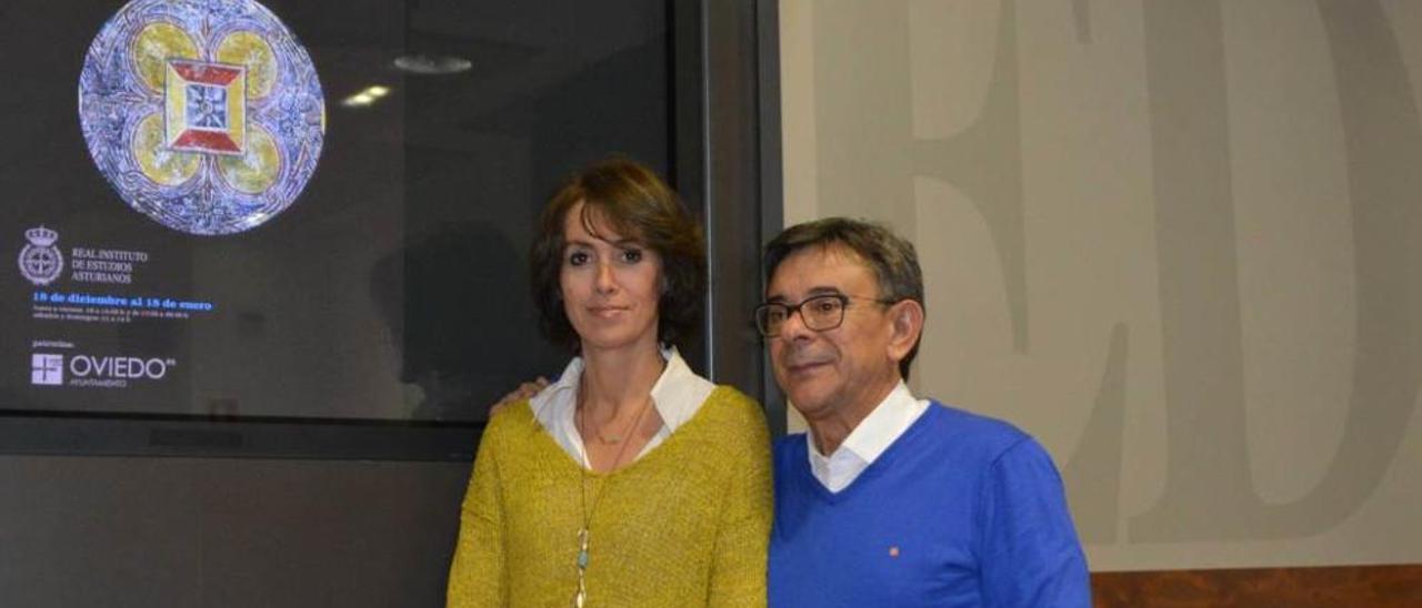 Con santullano empezó todo. Natalia Díaz-Ordóñez, comisaria de la exposición &quot;Santullano desvelado&quot;, y Roberto Sánchez Ramos, durante la presentación de la muestra que ha llevado al tripartito a buscar soluciones para garantizar la conservación de los monumentos prerrománicos.