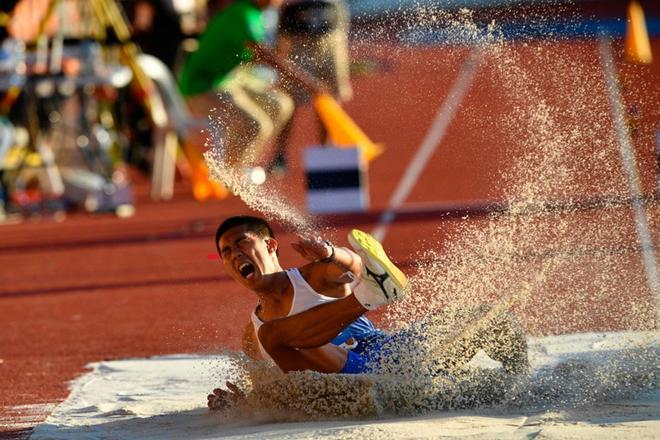 Ronne Malipay de Filipinas compite en el triple salto masculino durante las pruebas de atletismo de los Juegos del Sudeste Asiático (SEA Games) en  Clark, Capas.