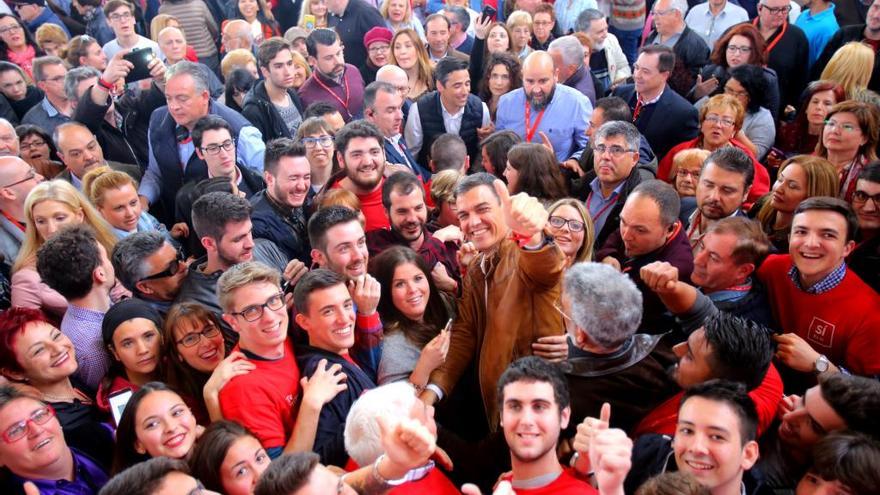 Pedro Sánchez, en su mitin en Burjassot, rodeado de simpatizantes.