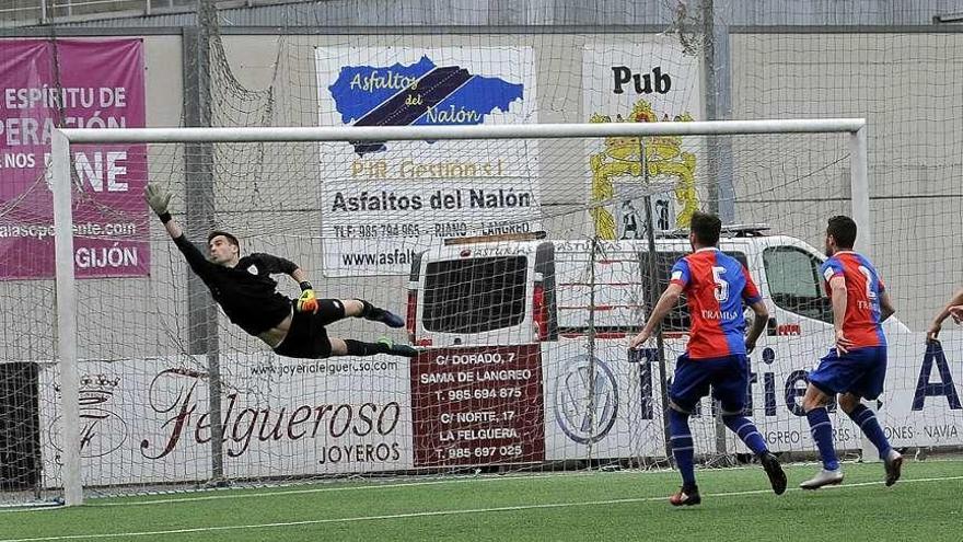 Etxebarría intenta atrapar el disparo de falta de Javi Sánchez que golpeó en el larguero.