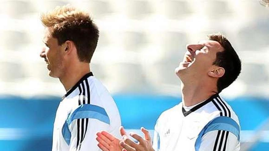 Messi, junto a Lucas Biglia, en el entrenamiento de ayer.