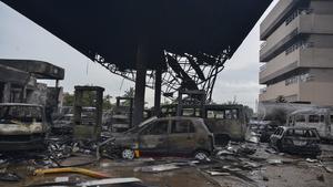 Vehículos calcinados tras la fuerte explosión de una gasolinera en Accra, Ghana.