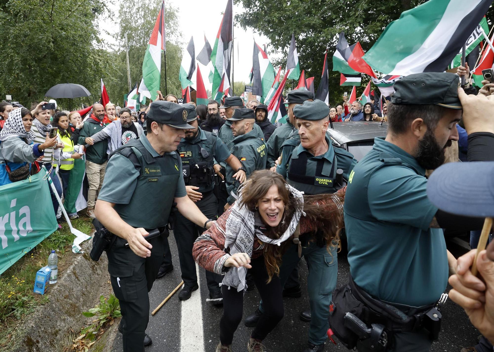 Concentraciones contra el equipo de Israel por el genocidio en Gaza durante el paso de La Vuelta por Pontevedra