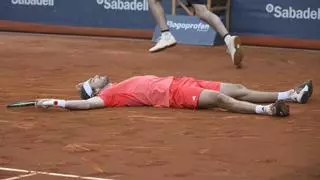 Tsitsipas se salva de la eliminación en un partido agónico