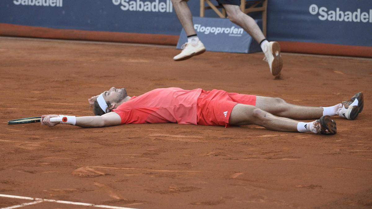 Tsitsipas yace en el suelo, agotado, tras el partido frente a Díaz Acosta.