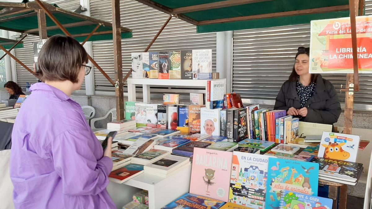 La Pola se llena de letras en su Feria del Libro