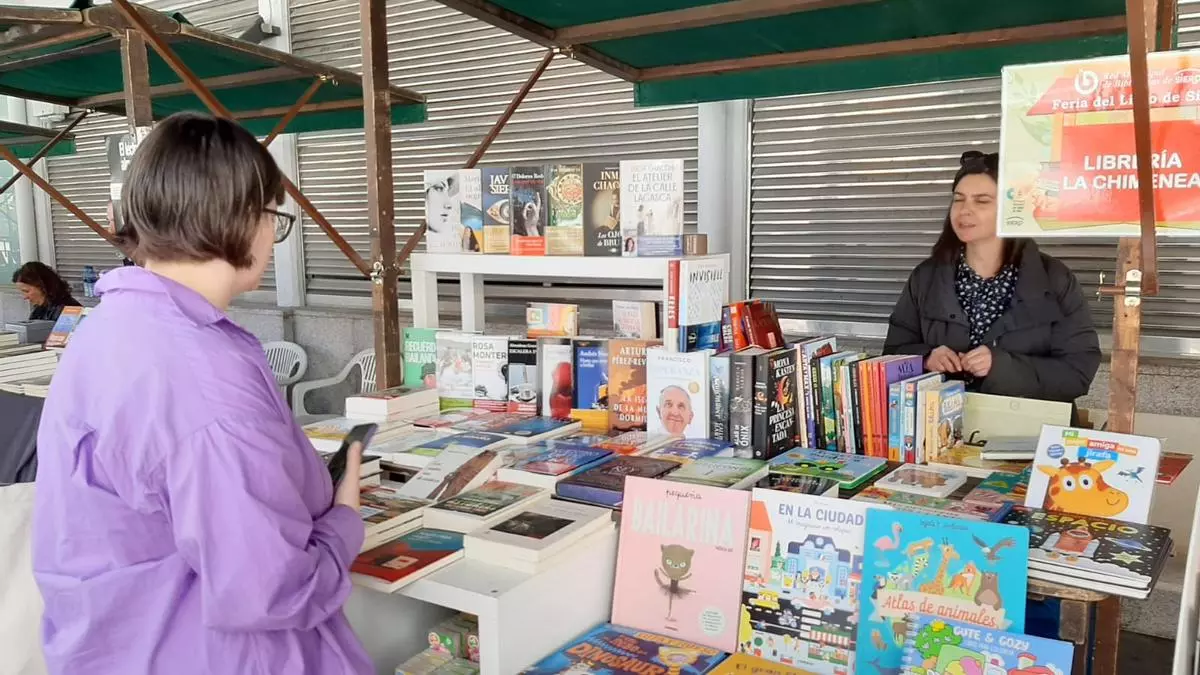 La Feria del Libro de Siero regresa el próximo 26 de abril a los exteriores de la plaza cubierta de la Pola