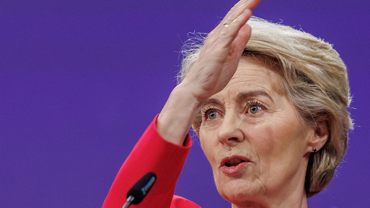 La presidenta de la Comisión Europea, Ursula von der Leyen, durante la rueda de prensa con motivo de los 100 días de su segundo mandato.