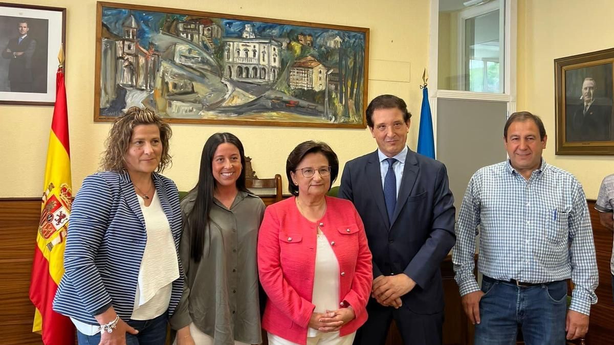 Por la izquierda, Mónica Valledor, Mirian Álvarez, María Víctoria López, Tito Álvarez y José Luis Menéndez, tras el pleno de investidura.