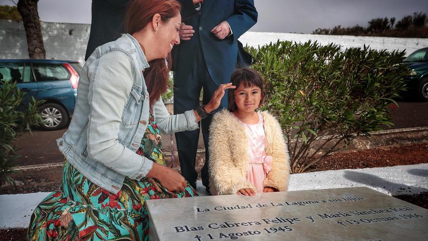 Ofrenda floral a la tumba de Blas Cabrera por el aniversario de su fallecimiento