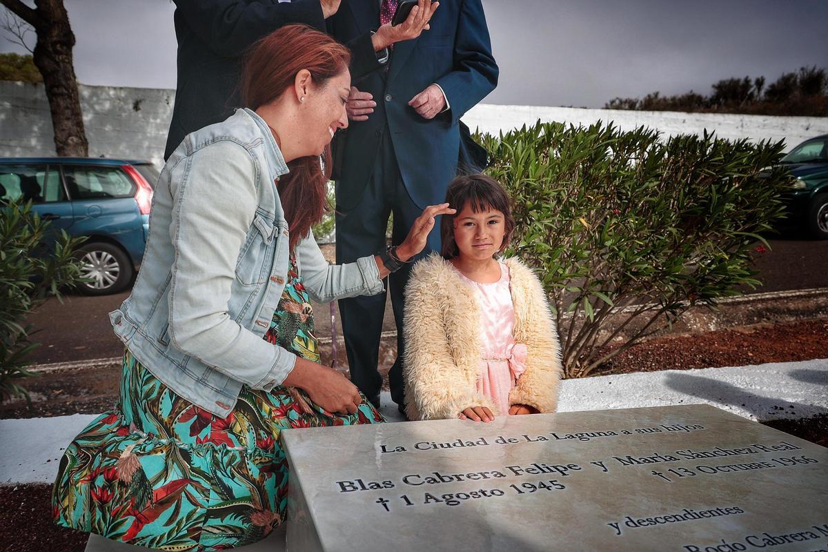 Las bisnieta y tataranieta de Blas Cabrera, Marta Cabrera y Fayna, frente a la tumba de su "abuelito"