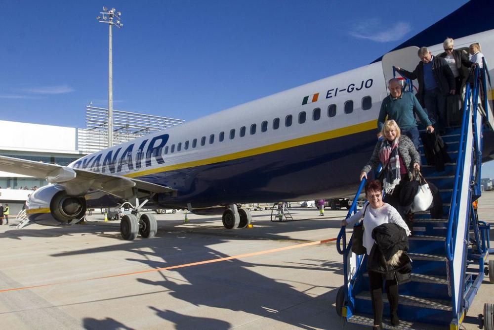 Llegada del primer avión al aeropuerto de Corvera