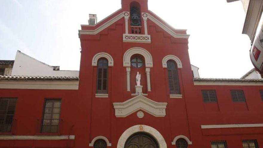 La fachada del convento de las Mercedarias, en la Cruz del Molinillo, ha sido recientemente repintado con un color sangre de toro