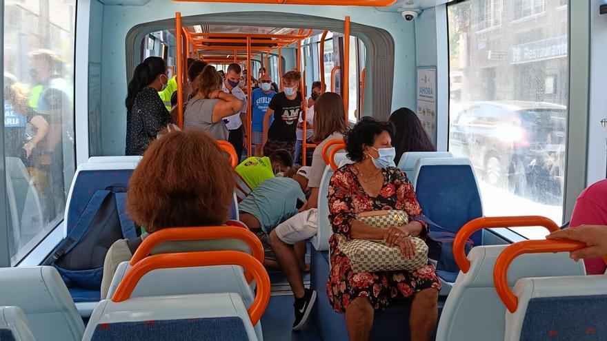Una pasajera del tranvía de Tenerife sufre un desvanecimiento
