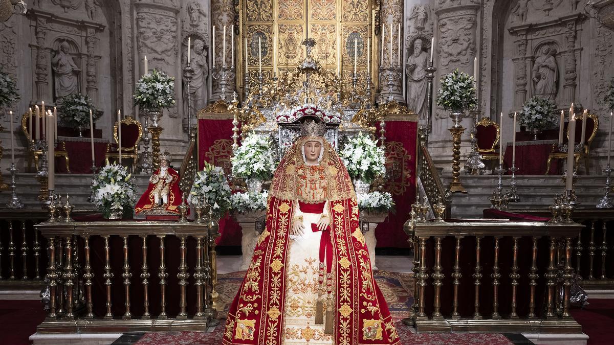 Todos los detalles del besamanos de la Virgen de los Reyes, en imágenes