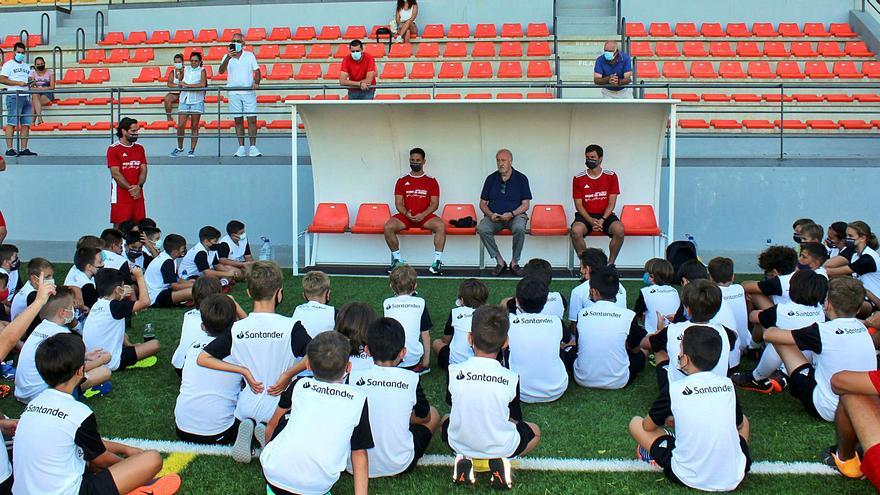 Vicente del Bosque, junto a los chavales de su Campus de Verano en Estepona.