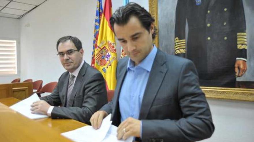 Comparecencia del edil Joaquín Albaladejo y el alcalde Eduardo Dolón ayer.