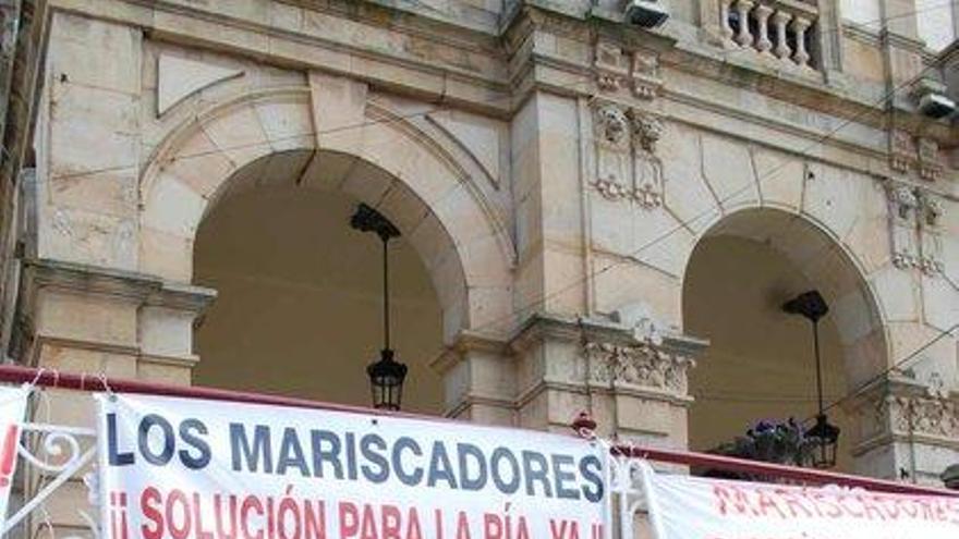 Un grupo de mariscadores protestando frente al Ayuntamiento.