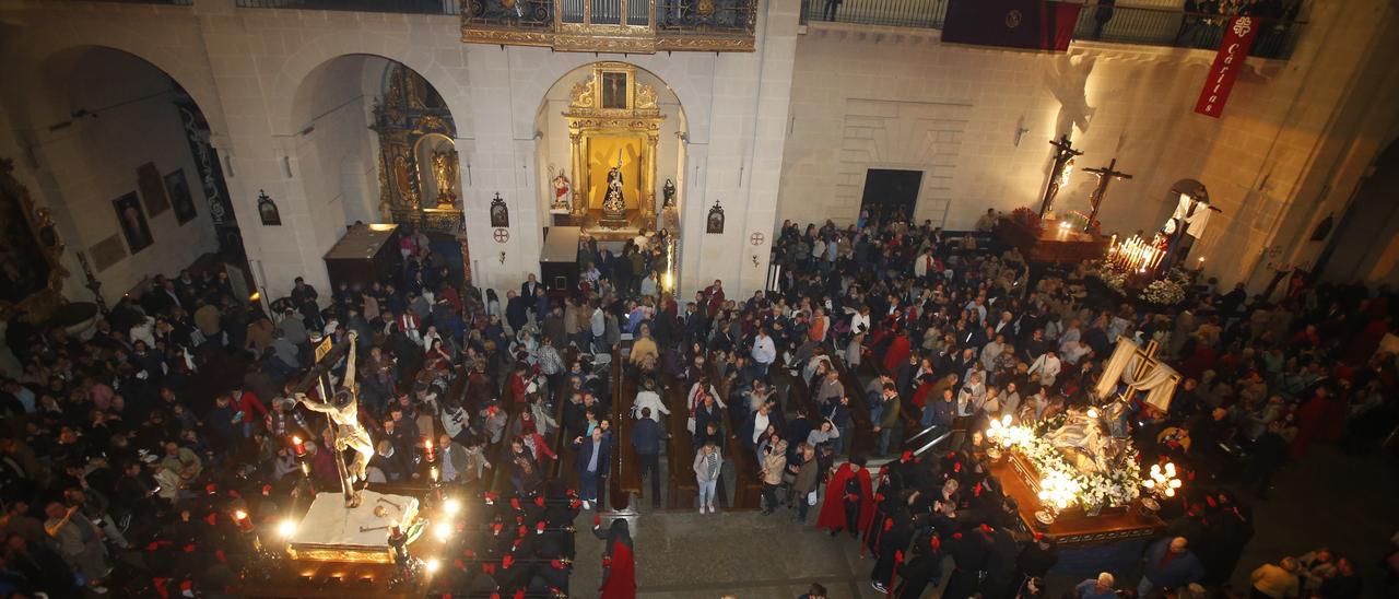 Encuentro de las dos imágenes de la hermandad en San Nicolás en 2019. La procesión no salió por la lluvia